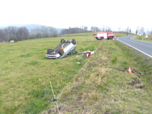 Řidiče přepadla únava. S autem skončil mimo silnici na střeše