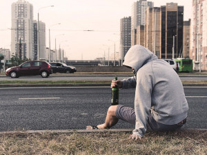 Dvojice pila alkohol v centru Prostějova, teď jim hrozí pokuta až sto tisíc korun