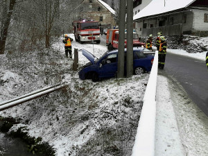 Auto v Branné zůstalo viset nad potokem