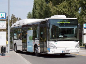 Řidič našel na konečné v autobusu malou dívku. Přijeli jí vyzvednout přerovští strážníci