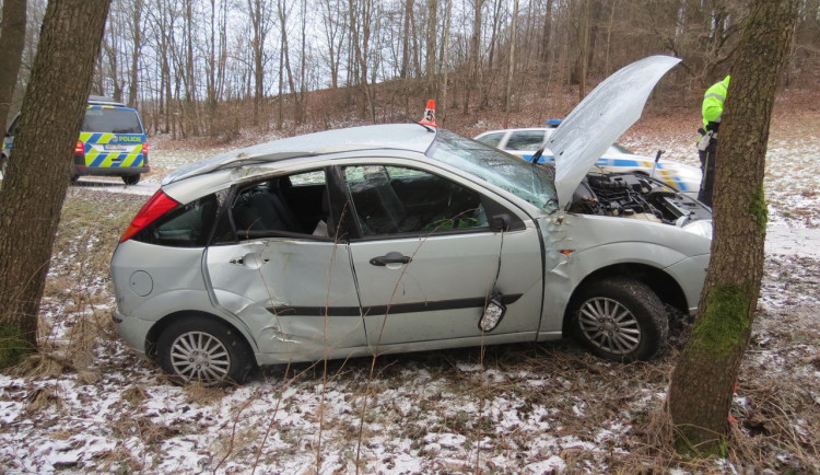 Řidička na Šumpersku na namrzlé vozovce dostala smyk a narazila do stromu