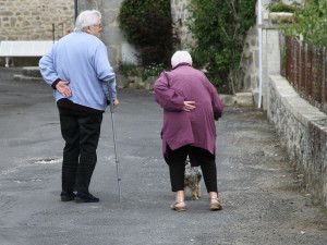 Upadly a zlomily si krček. Dvě seniorky musely volat o pomoc