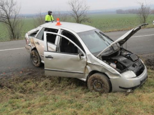 Devatenáctiletý řidič nezvládl jízdu, vjel mimo komunikaci a vozidlo přetočil přes střechu