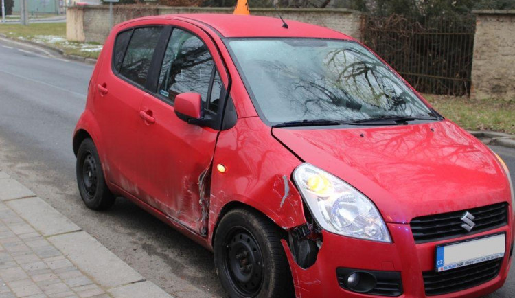 Při řízení nezvládla zatáčku a poškodila auto i zábradlí