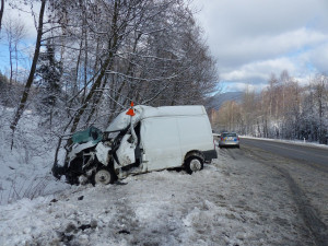 FOTO: Při nárazu do návěsu s dřevem se zranili dva lidé