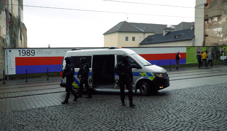 VIDEO: Podívejte se, jak keltská hlava v doprovodu těžkooděnců putovala do olomouckého muzea