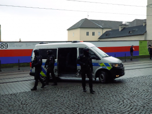 VIDEO: Podívejte se, jak keltská hlava v doprovodu těžkooděnců putovala do olomouckého muzea