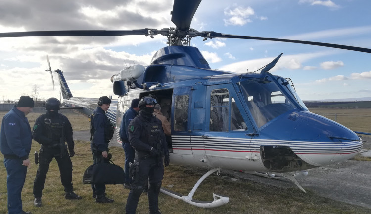 FOTO/VIDEO: Keltská kamenná hlava z Olomouce odletěla vrtulníkem