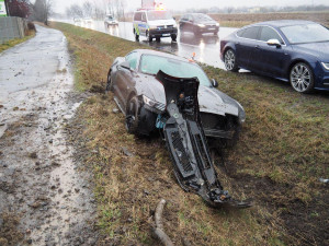 S autem vjel do protisměru a skončil v příkopu. Škoda vyjde na 300 tisíc