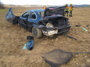 Muž v BMW nezvládl v zatáčce své vozidlo a dostal smyk