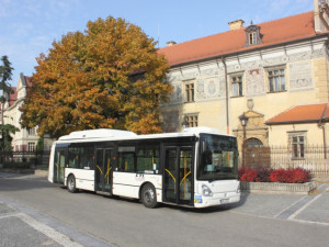 Hromadnou dopravou se cestující projedou pouze s ochranou rouškou