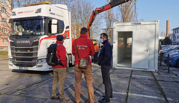 V Přerově dnes začíná fungovat další odběrové místo. Pro seniory je k dispozici speciální telefonní linka