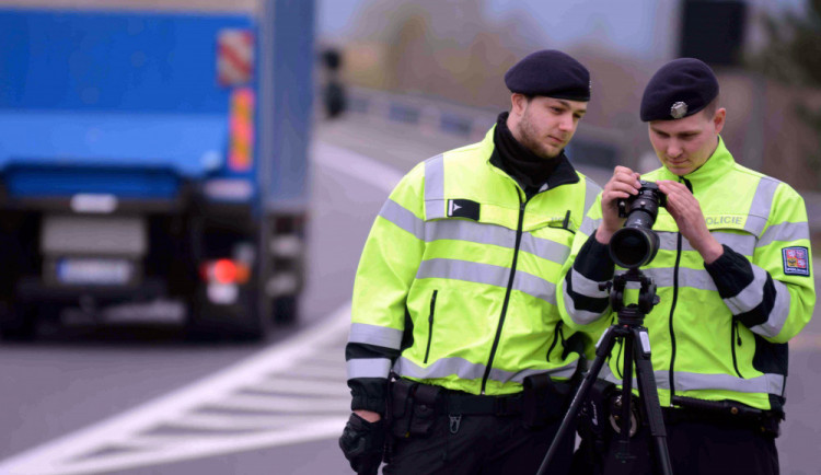 Nohu z plynu! Policie i v nouzovém stavu kontroluje rychlost na silnicích