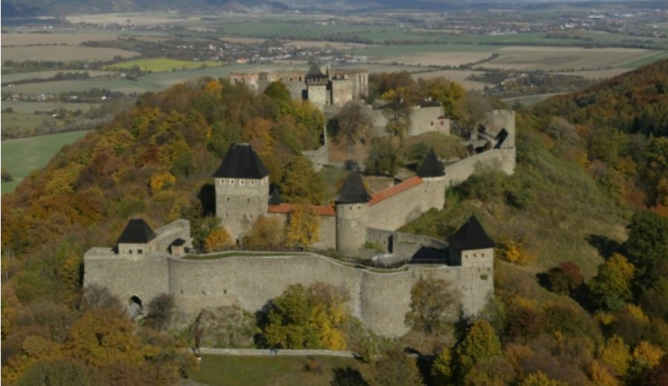 Na zavřených památkách se dál pracuje. Dokončují se opravy i se uklízí parky