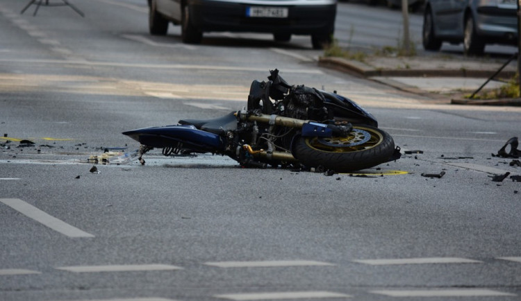 Motorkář zemřel při střetu s osobním autem. Jeho řidič nedal přednost při odbočování