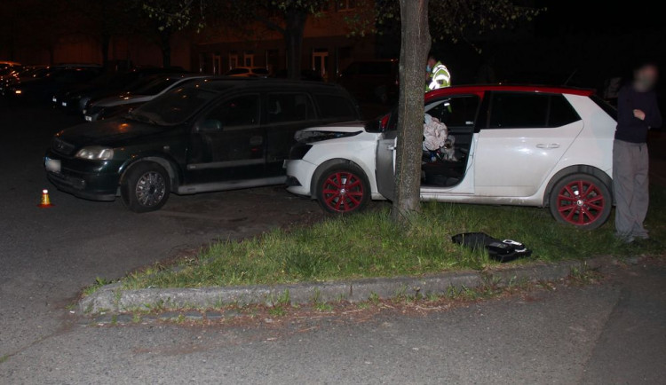 Opilý řidič Fabie nereagoval na policisty a začal ujíždět Olomoucí. Honička skončila bouračkou