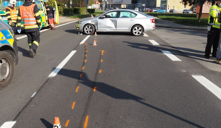 Při dopravní nehodě v Šumperku došlo ke zranění řidiče motocyklu