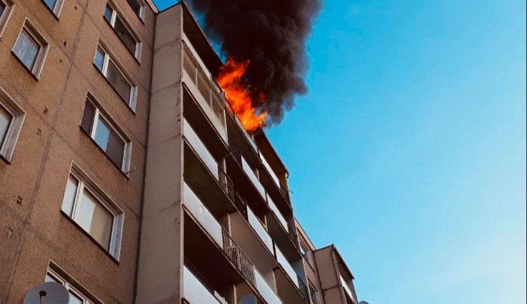 V ranních hodinách hořel byt v nejvyšším patře panelové budovy, čtyři lidé se zranili, evakuováno bylo dvanáct osob