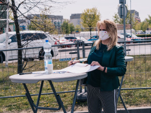 Roušky budeme povinně nosit nejméně do konce června