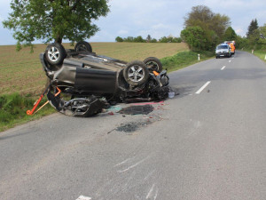 Místo řízení se věnoval telefonu. Otočil auto na střechu a zranil tři spolucestující