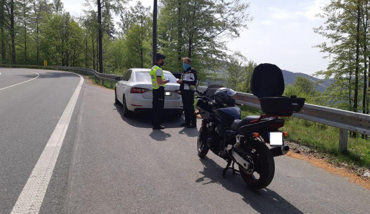 Policisté se o víkendu zaměřili na kontrolu motocyklistů v nebezpečných úsecích