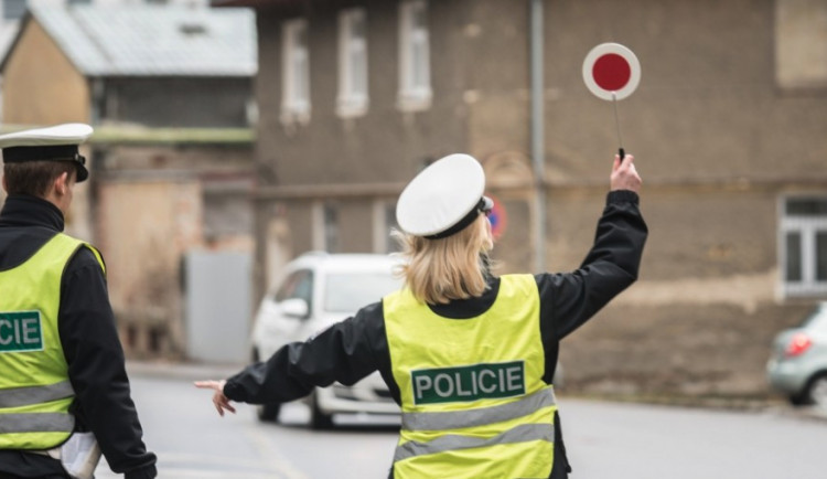 Mladý řidič porušil celou řadu předpisů a policistům se snažil ujet. Skončil v cele