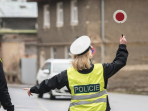 Mladý řidič porušil celou řadu předpisů a policistům se snažil ujet. Skončil v cele