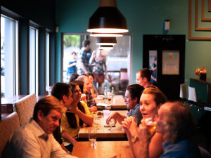 V restauracích bude povinná rouška, s výjimkou konzumace