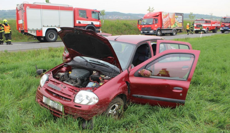 FOTO: Senior nezvládl řízení a s autem skončil v poli. Zranil sebe i spolujezdkyni