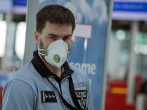 Při práci v horku nebo v kanceláři nebude povinné nosit roušku