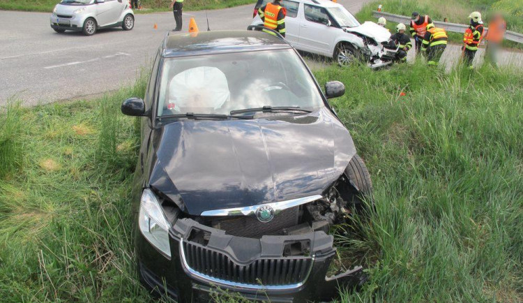 Řidič nezastavil na stopce a smetl auto na hlavní. Posádku převezli do nemocnice