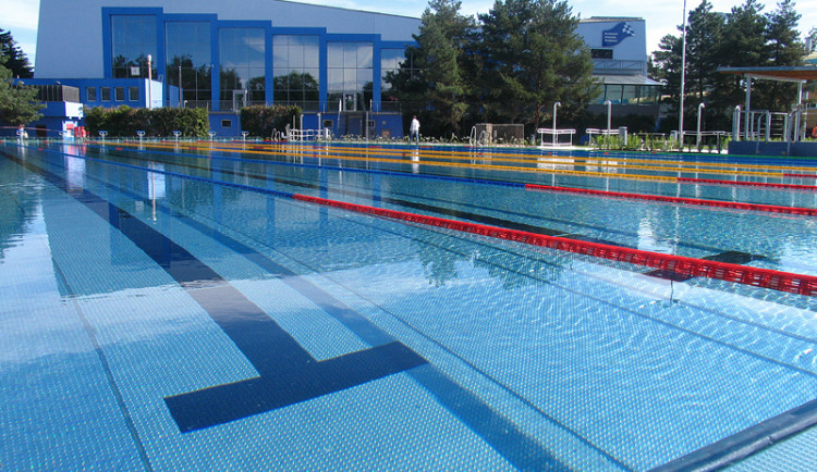 Olomoucký bazén v pondělí otevírá venkovní areál. Otevře i Aquapark