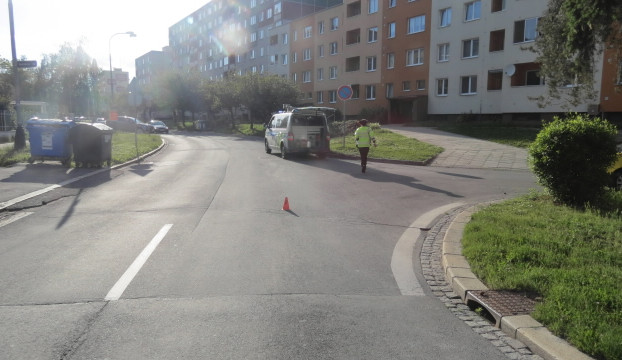 Mladík se zalekl auta přijíždějícího na křižovatku. Společně s motorkou skončil na zemi