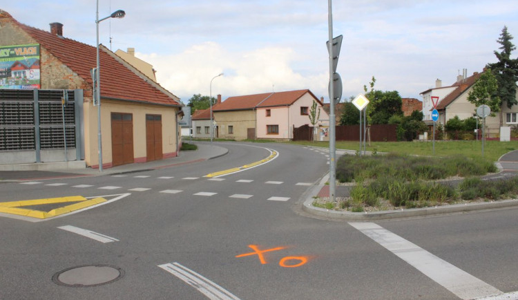 Řidička Toyoty nedala přednost cyklistovi. Na ošetření byl převezen do nemocnice