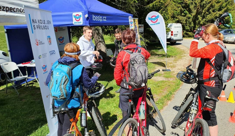 Projektu Na kole jen s přilbou je deset let. S cyklisty bude slavit napříč celou republikou