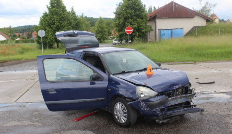 Řidička nezastavila na stopce a vjela na hlavní. Z boku nabourala do dalšího auta