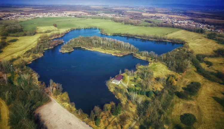 Se začínajícím létem hygienici kontrolují kvalitu vody na Poděbradech a na Plumlově