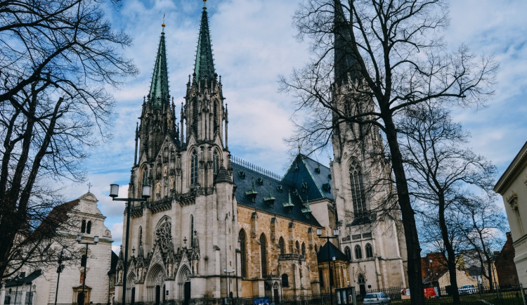 Muzeum umění otevřelo v kryptě katedrály sv. Václava výstavu bohoslužebných rouch