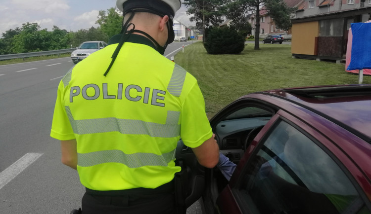 FOTO: Během uplynulého víkendu kontrolovali provoz na silnicích téměř dvě stovky policistů