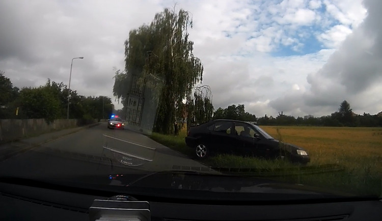 VIDEO: Řidič ujížděl hlídce z Řepčína až k Hradisku, kde skončil v poli. Policisté u něj našli několik gramů pervitinu