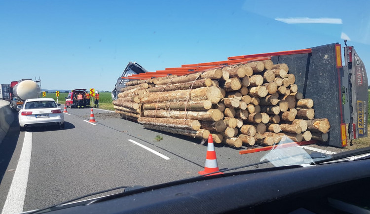 Dálnici D35 zablokoval havarovaný kamion. U kruhového objezdu u Globusu se tvoří dlouhé kolony