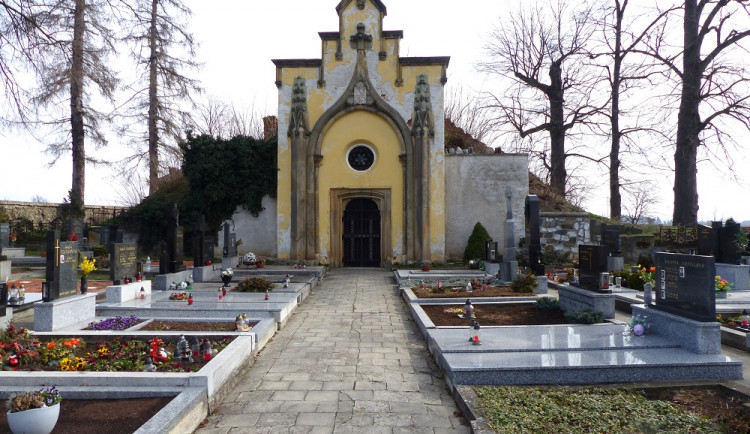 Šlechtická hrobka na hřbitově v Rokytnici z první poloviny 19. století se stala památkou