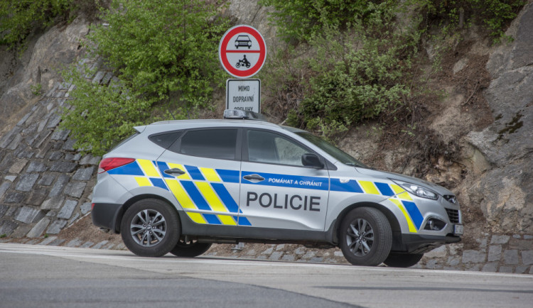 Policie pátrá po řidiči stříbrného auta, který večer srazil chodce na silnici a z místa ujel