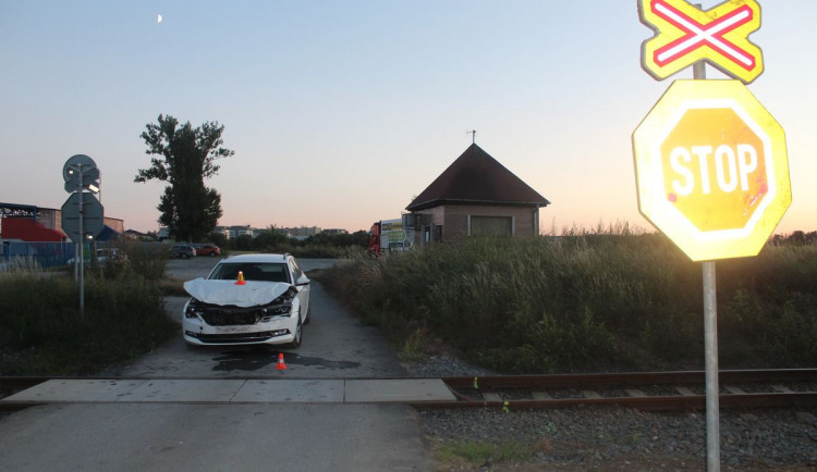 V Řepčíně se na nechráněném přejezdu srazil vlak s autem. Škoda se vyšplhala na 200 tisíc