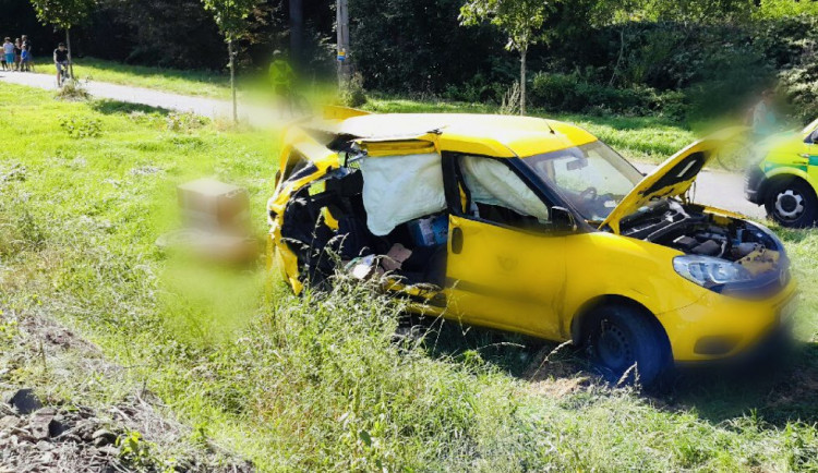 AKTUÁLNĚ: Ve Velké Bystřici se srazil vlak s osobním autem. Řidič vozu utrpěl zranění