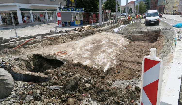 Práce na náměstí Hrdinů odhalily klenbu starého mostu. Opravy jsou už dokončeny