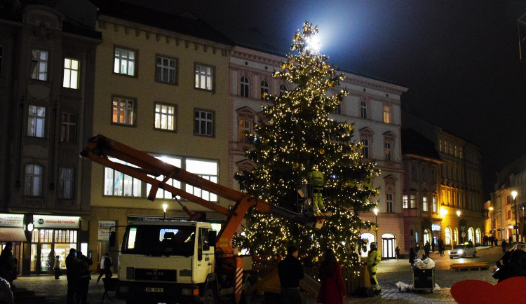 FOTO: Olomoucký vánoční stromeček se na zkoušku rozsvítil. Podívejte se, jak letos vypadá