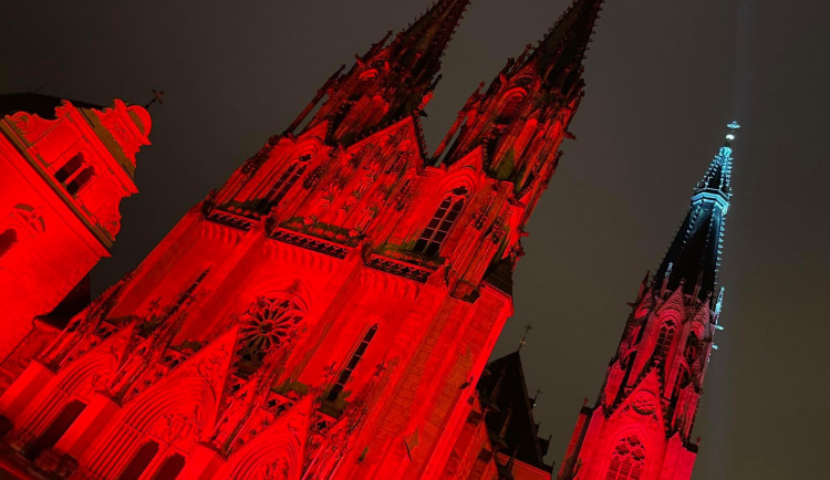 FOTO: Olomoucká Katedrála svatého Václava se ve středu rozsvítila rudou barvou