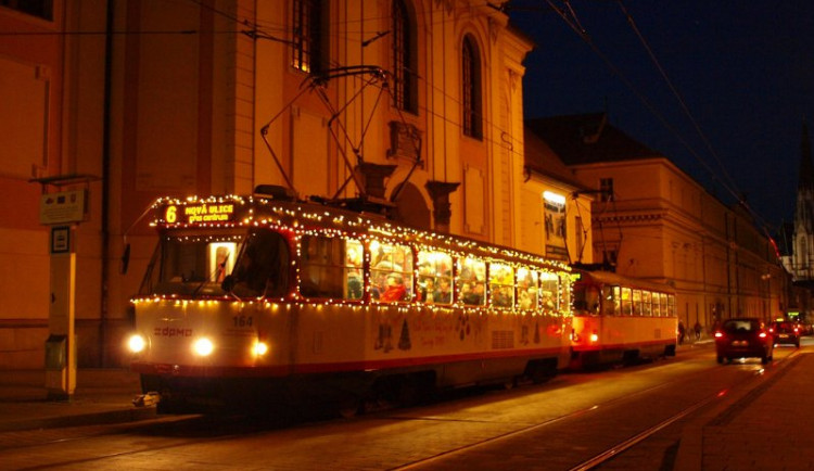 Do olomouckých ulic letos opět vyjede vánoční tramvaj. Děti se mohou zapojit do její výzdoby