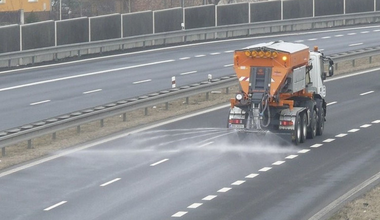 Česko večer pokryje náledí. Meteorologové varují před nehodami a úrazy